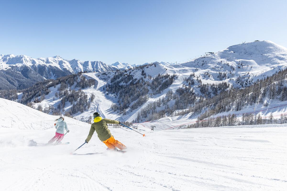 Skieurs sur les pistes enneigées de Serre Chevalier dans les Alpes