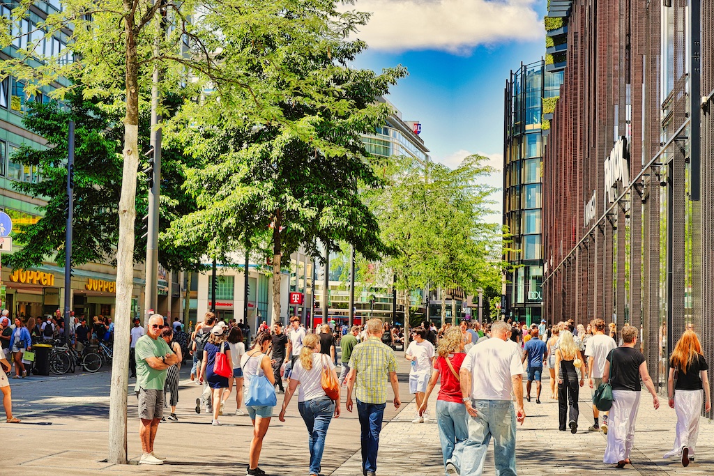 Rue commerçante animée à Düsseldorf