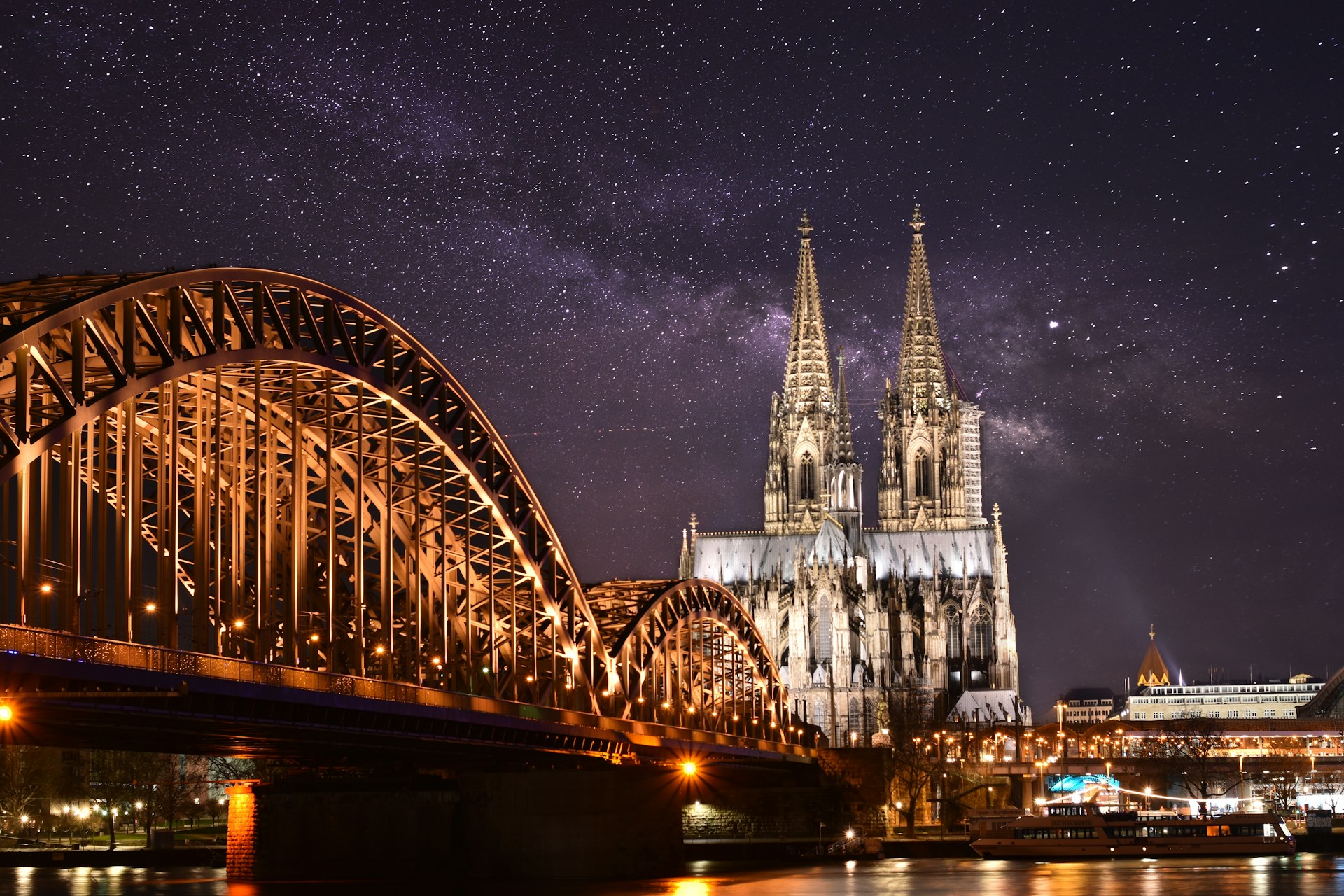 Cathédrale de Cologne et pont Hohenzollern la nuit