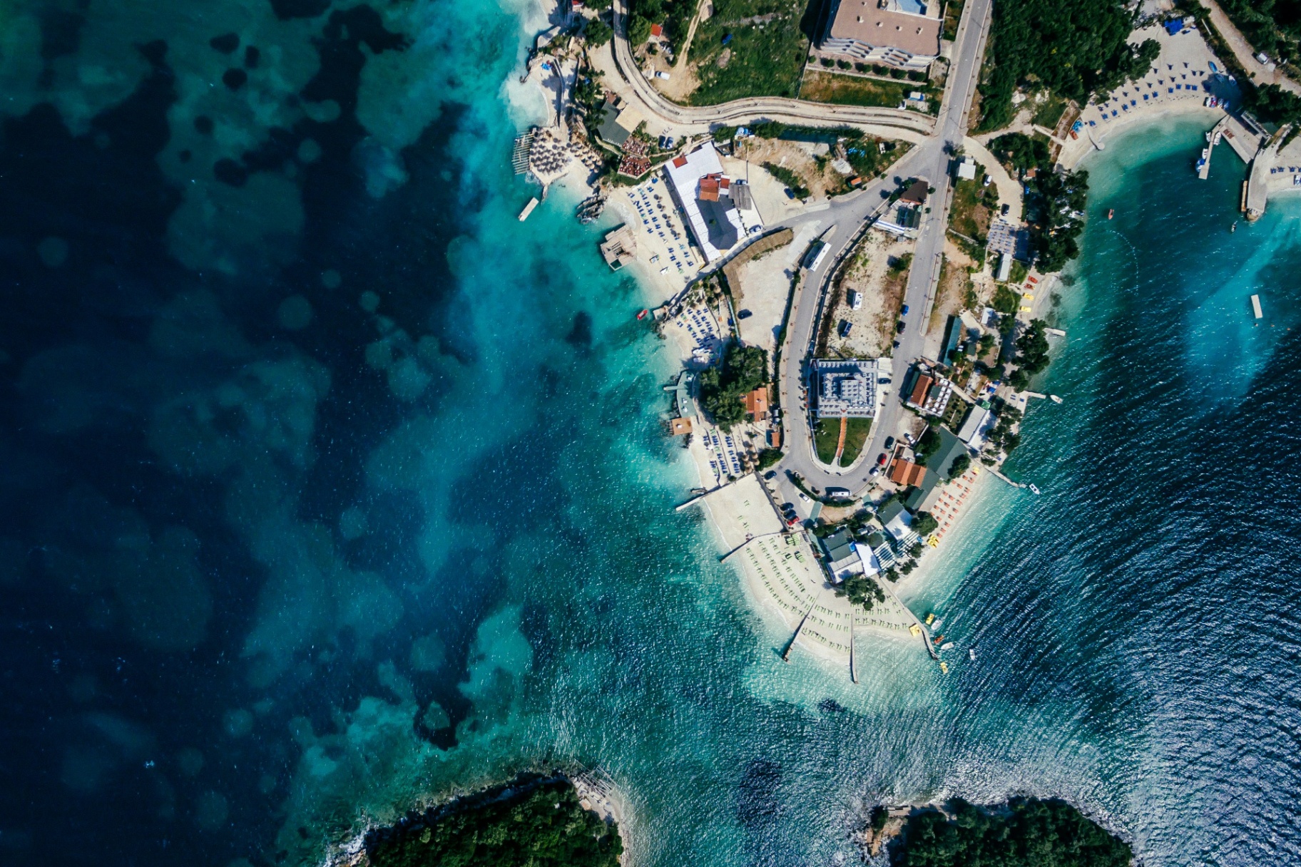Vue aérienne des plages turquoise d'Albanie